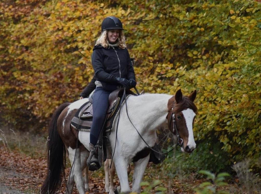 Jennifer beim Ausritt im Herbstwald